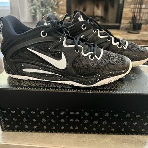 Nike KD15
Men’s 8
Basketball sneaker